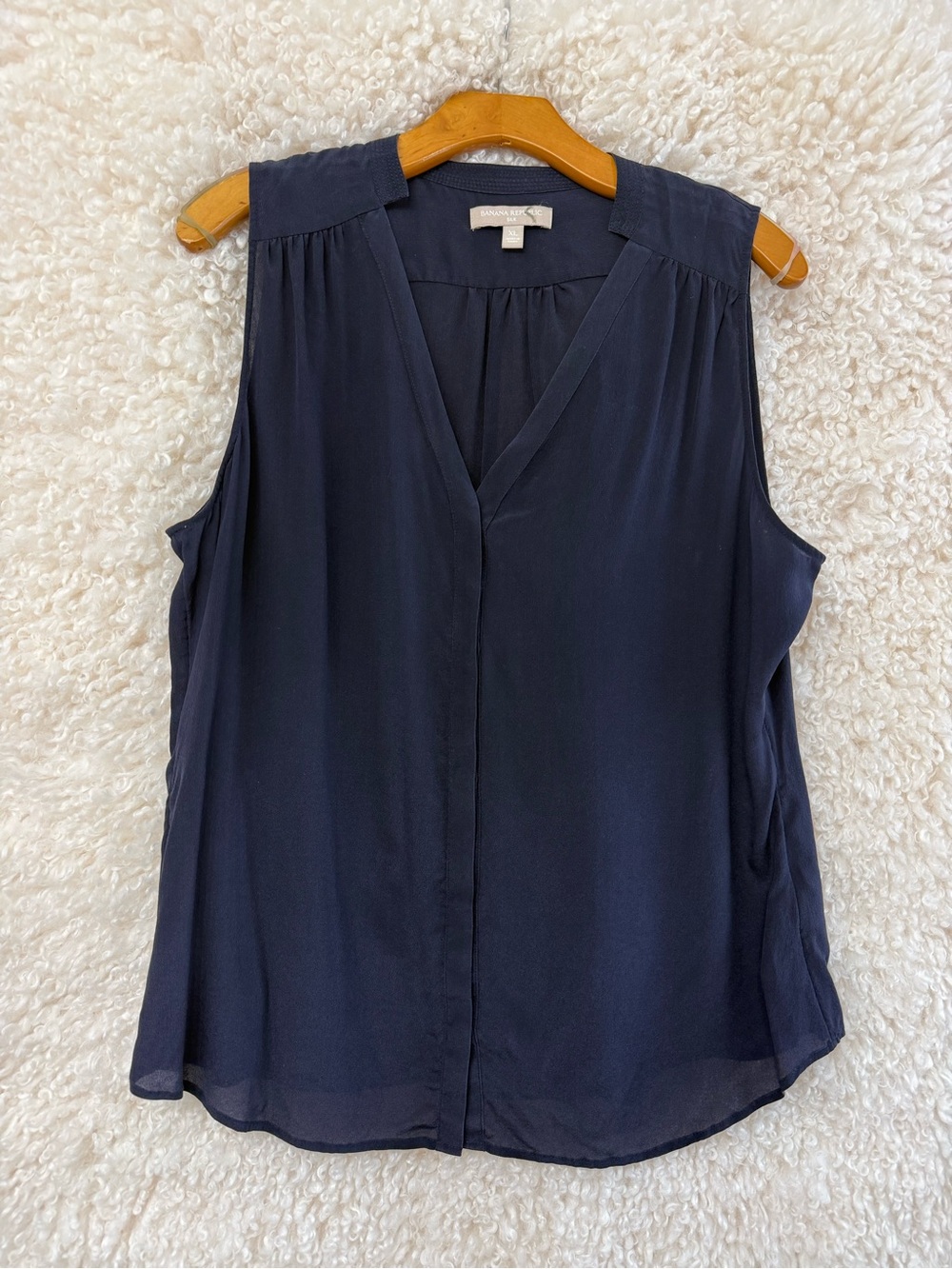 Banana Republic 100% silk Navy Sleeveless V-Neck Camisole